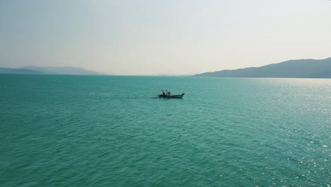 Vista-Aérea-De-Drones-De-Un-Barco-De-Pescadores-En-El-Océano-Atlántico