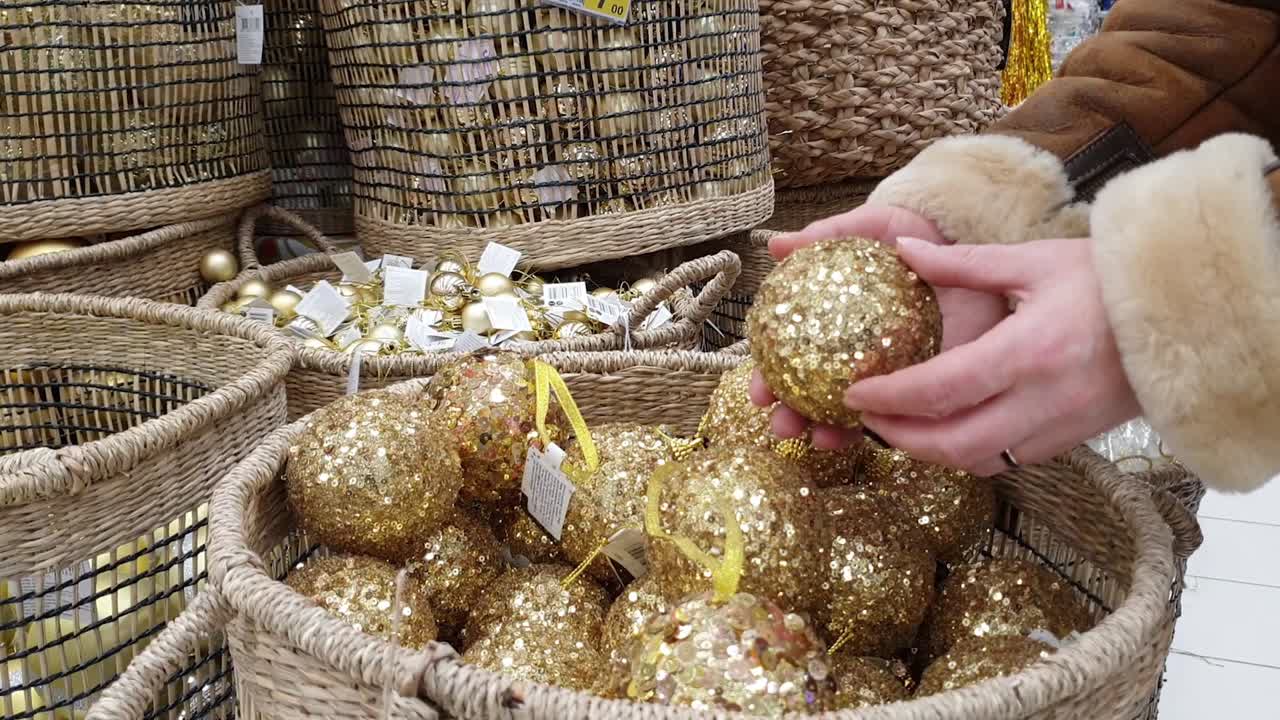 크리스마스 트리 장식을 위해 매장에서 선택하고 쇼핑하세요.