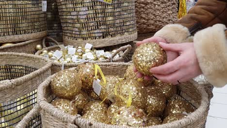 selección y compra en la tienda de adornos navideños para el árbol de navidad.