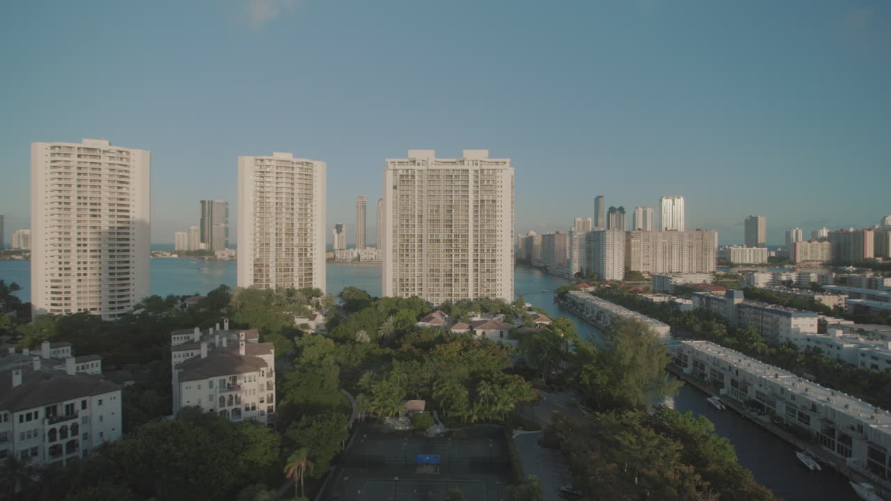 마리나 007에서 일몰 동안 마이애미 아벤투라 고급 건물 - 17층에서 보기