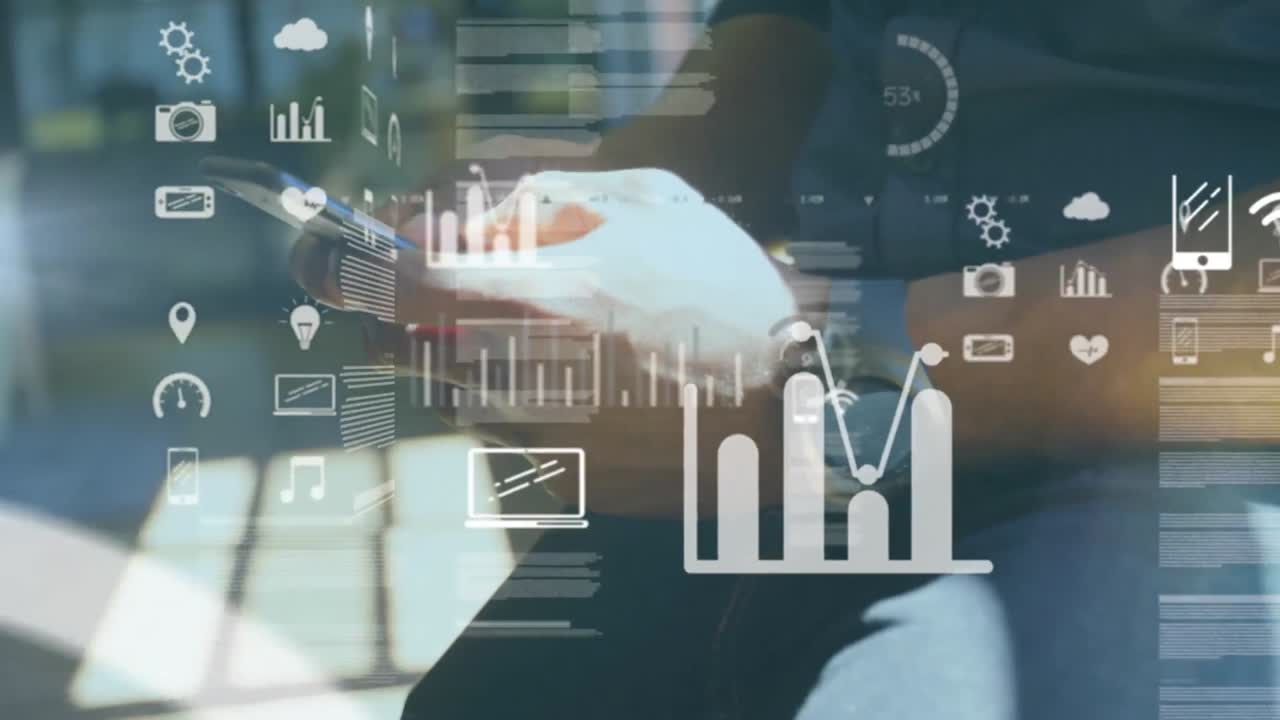 animación de pantallas con procesamiento de datos contra la sección media del hombre usando teléfono inteligente.