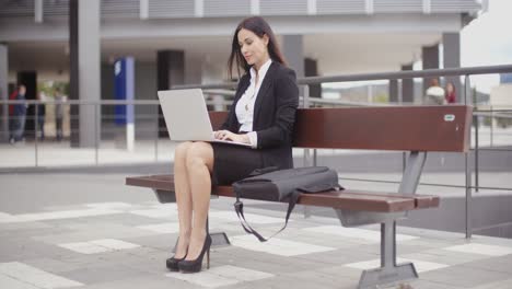 Geschäftsfrau-Allein-Mit-Laptop-Auf-Bank