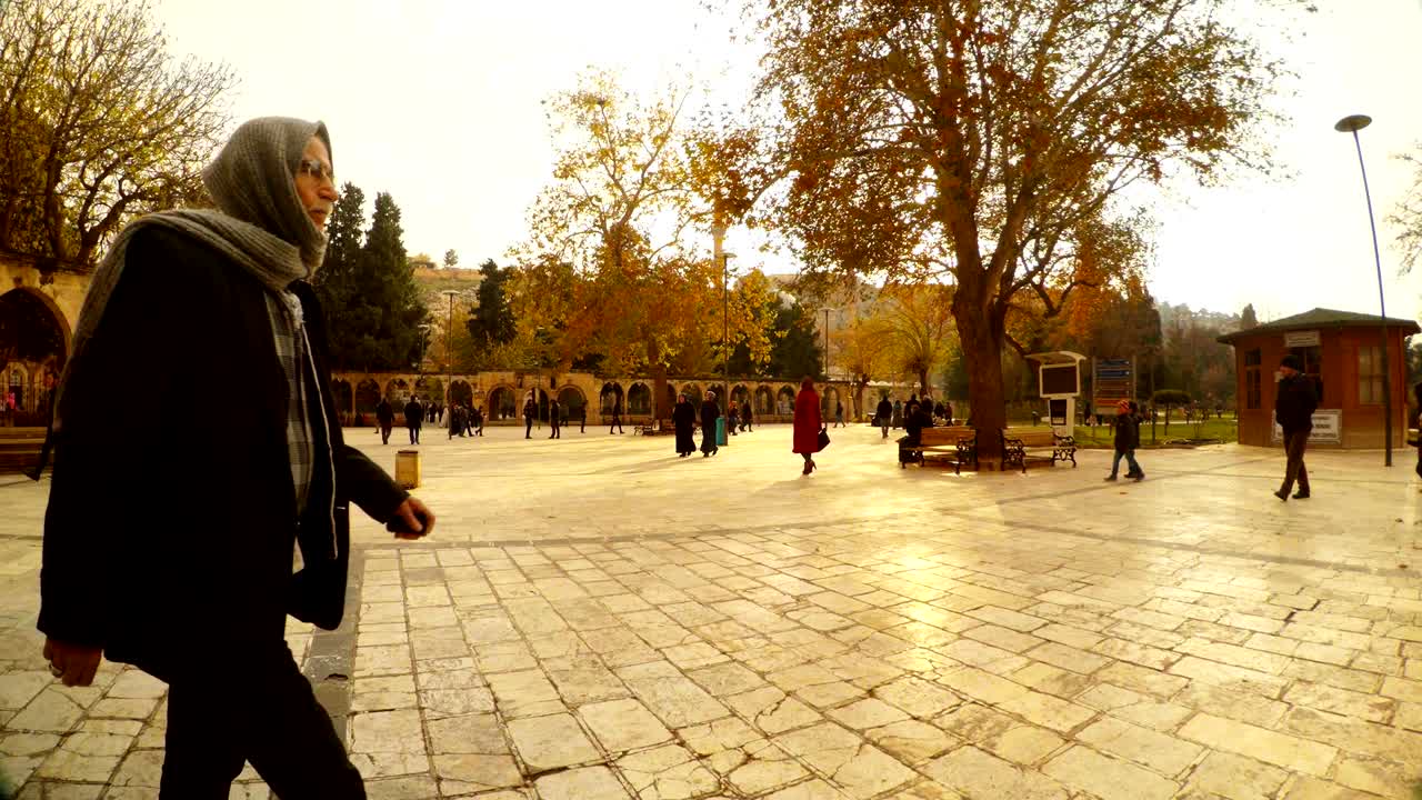 plaza cerca de la mezquita de hasanpasha con la gente al-ruha
