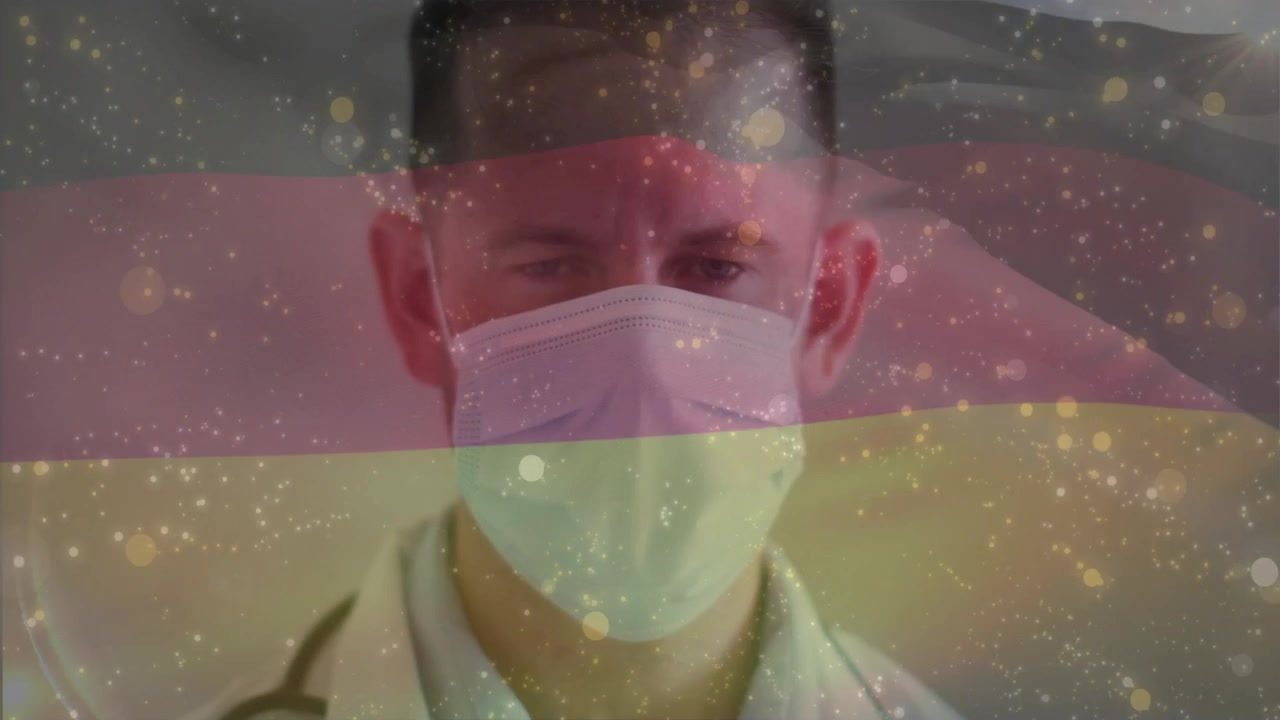 Médico con mascarilla y estetoscopio en una clínica, la superposición cambia y muestra los signos vitales del paciente