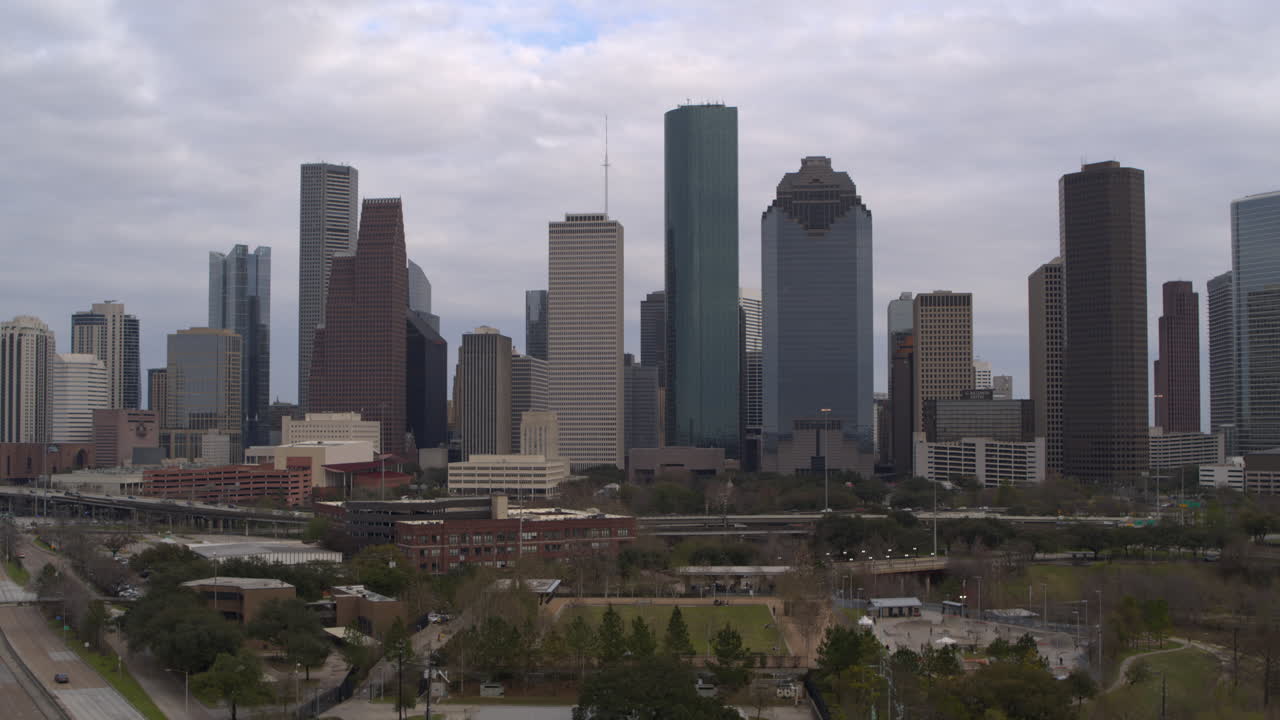 Inquadratura di ambientazione del centro di Houston in una giornata nuvolosa.