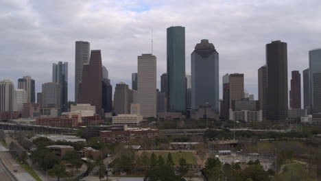 Toma-De-Establecimiento-Del-Centro-De-Houston-En-Un-Día-Nublado