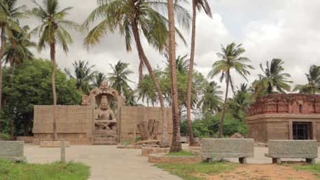 Schwenkansicht-Des-Gottes-Ugra-Narasimha-Und-Des-Badavai-Linga-Tempels-In-Hampi