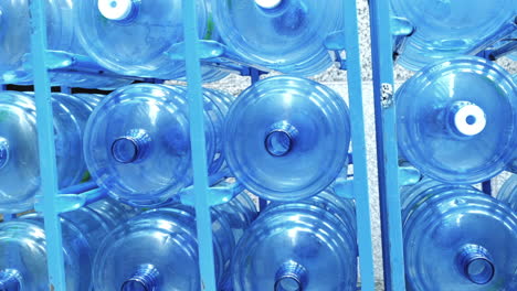 Muchas-Botellas-De-Agua-De-Plástico-Usadas-Esperando-Para-Reciclar