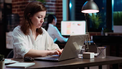 trabajador de oficina alegre trabajando en turno de noche, haciendo investigación de estrategia