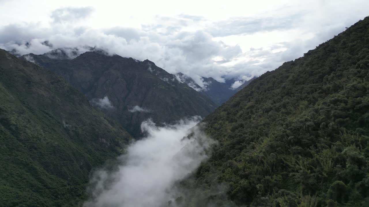 Nuvens místicas deslizam por um vale remoto dos Andes, com um rio traçando um caminho suave abaixo