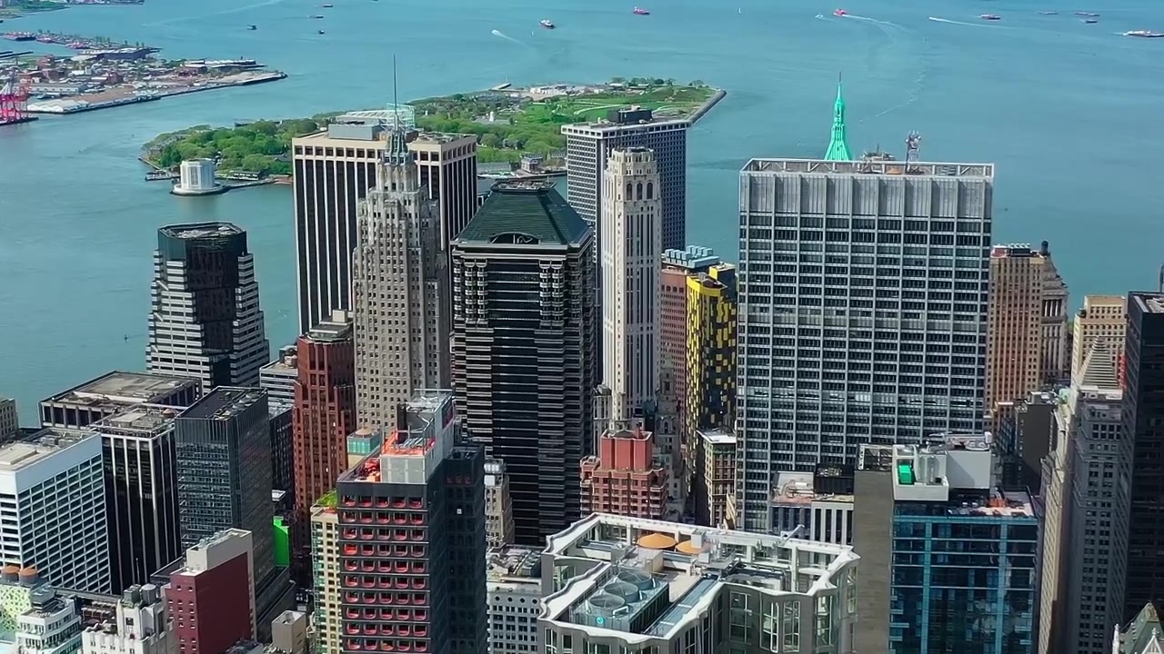 Una escena muestra edificios altos en la ciudad de Nueva York.