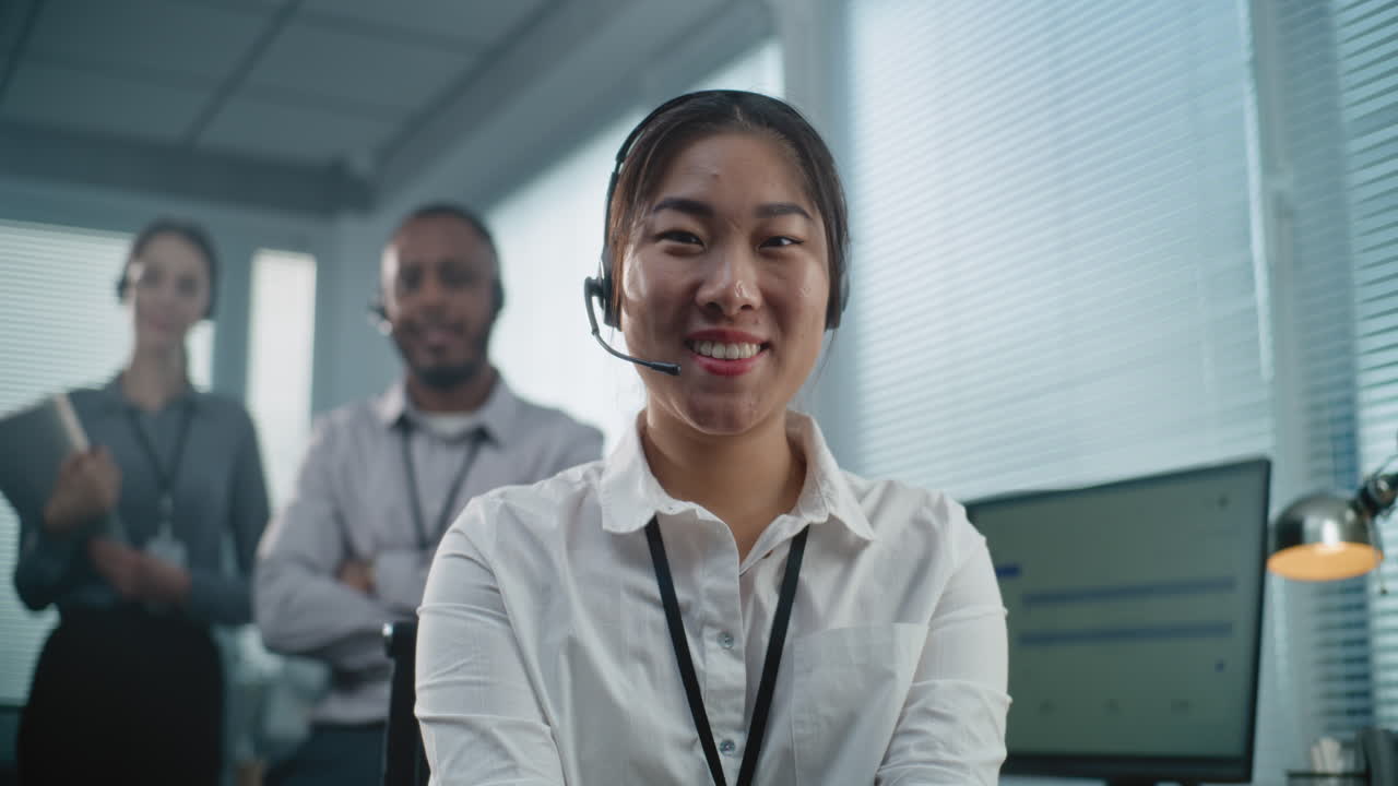 equipo de servicio al cliente en una oficina moderna