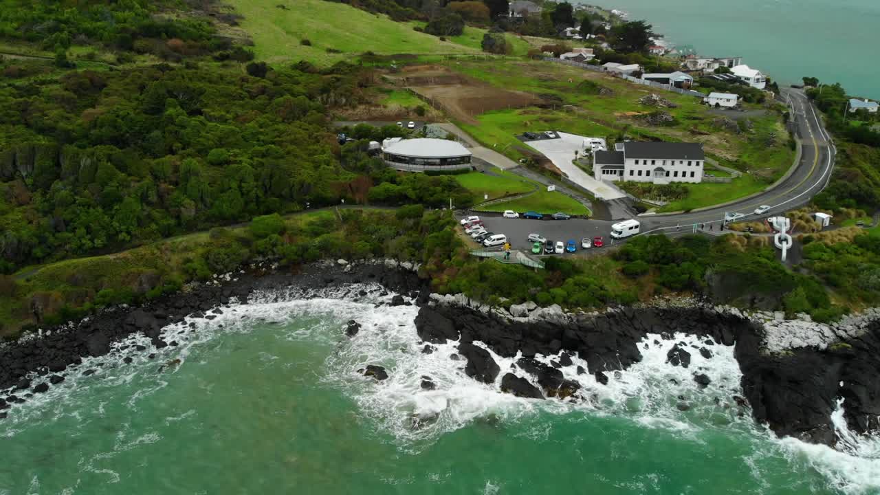 отель и ресторан на берегу океана в стирлинг поинт, блеф, новая зеландия с - дрон с воздуха