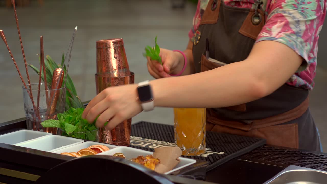 여성  ⁇ 스 전문가 바텐더가  ⁇ 테일을 준비하고 라틴 멕시코 레스토랑 바 칸티나 해가 지는 해변 평등 직업 8m