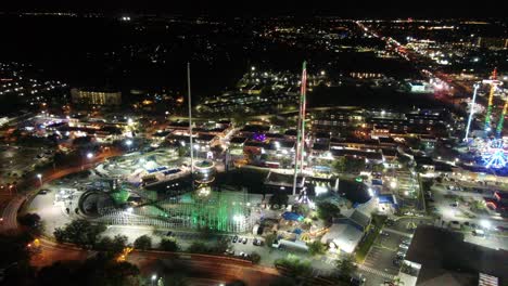 parque de diversiones que brilla intensamente en la noche en orlando