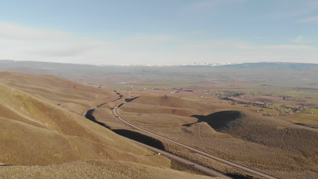 volando hacia una carretera desde la colina