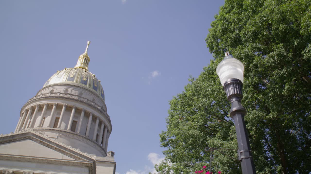 здание капитолия штата западная вирджиния в чарльстоне, западная вирджиния с гимбалом видео панорам от столба света до купола