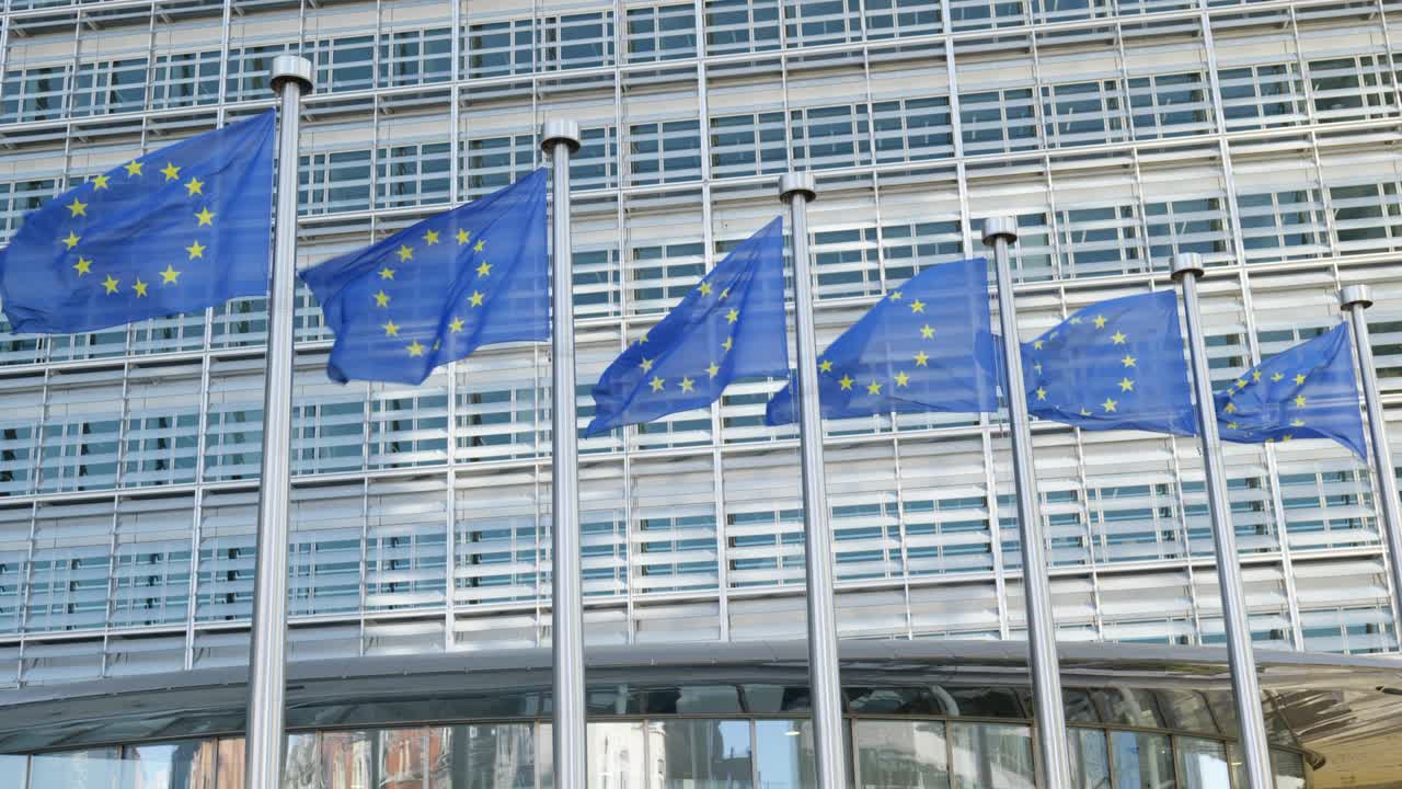las banderas de la unión europea ondeando en el viento