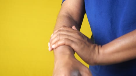 persona que se aplica loción en el brazo
