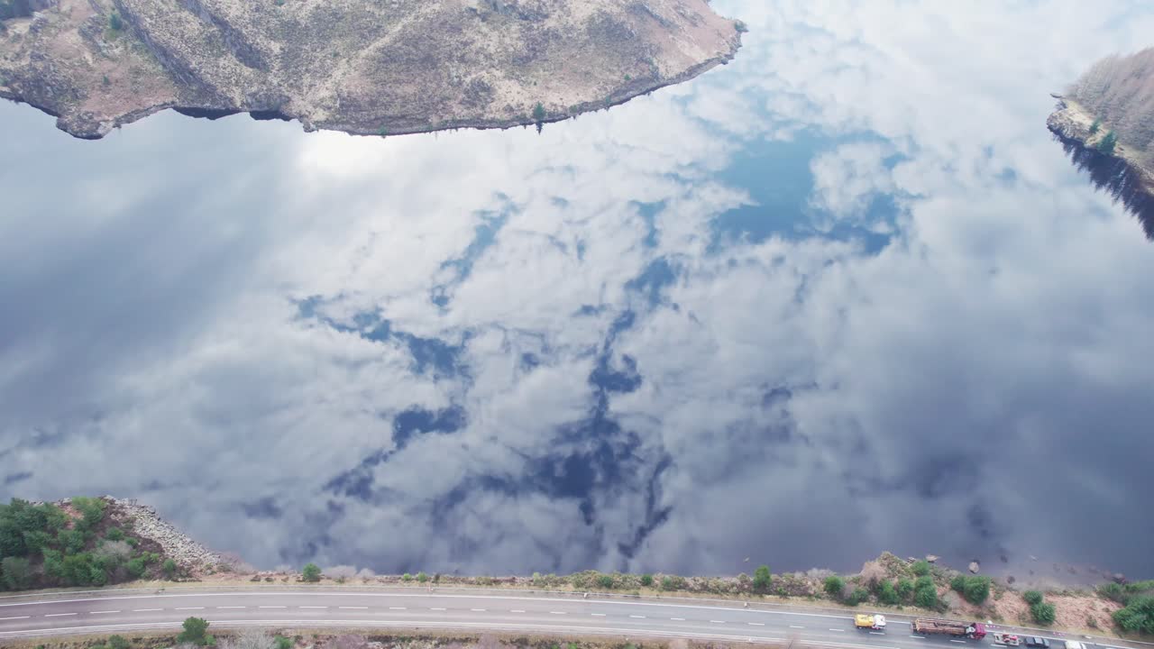 스피안 브리지 스코틀랜드의 로치 로키, 유리 같은 물 반사의 공중 드론