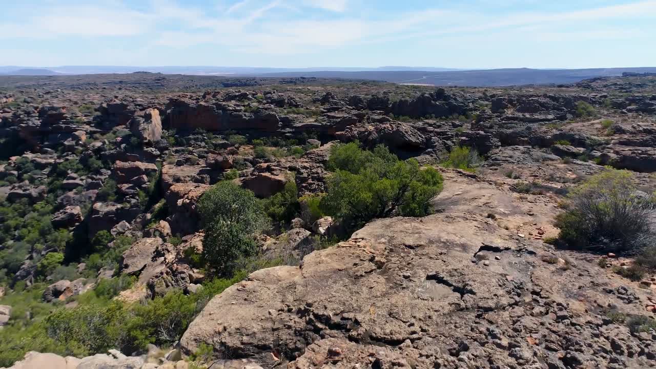 воздушный вид ландшафта и скалистых гор 4k