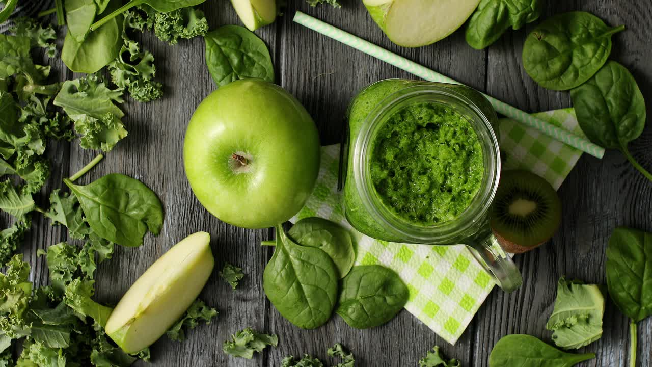 Frutti verdi e insalata in composizione