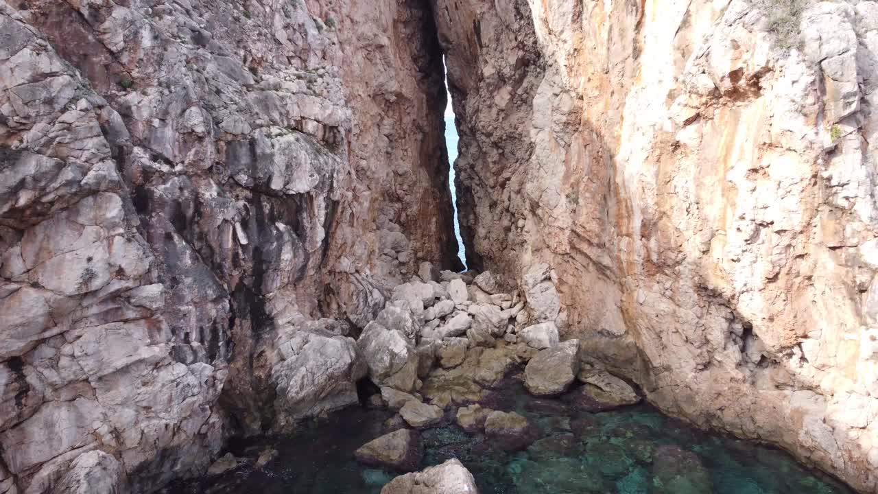antena - una pequeña división en una montaña a un mar azul profundo