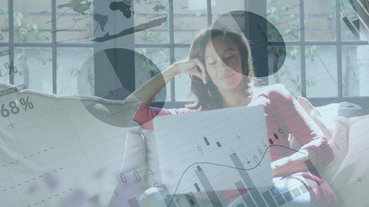 집에서 노트북을 사용하는 여성에 대한 금융 데이터 처리 애니메이션