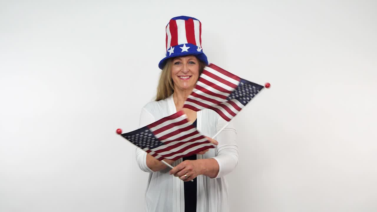 울트라 슬로우 모션으로 앞에 있는 두 개의 깃발을 교차하는 여성