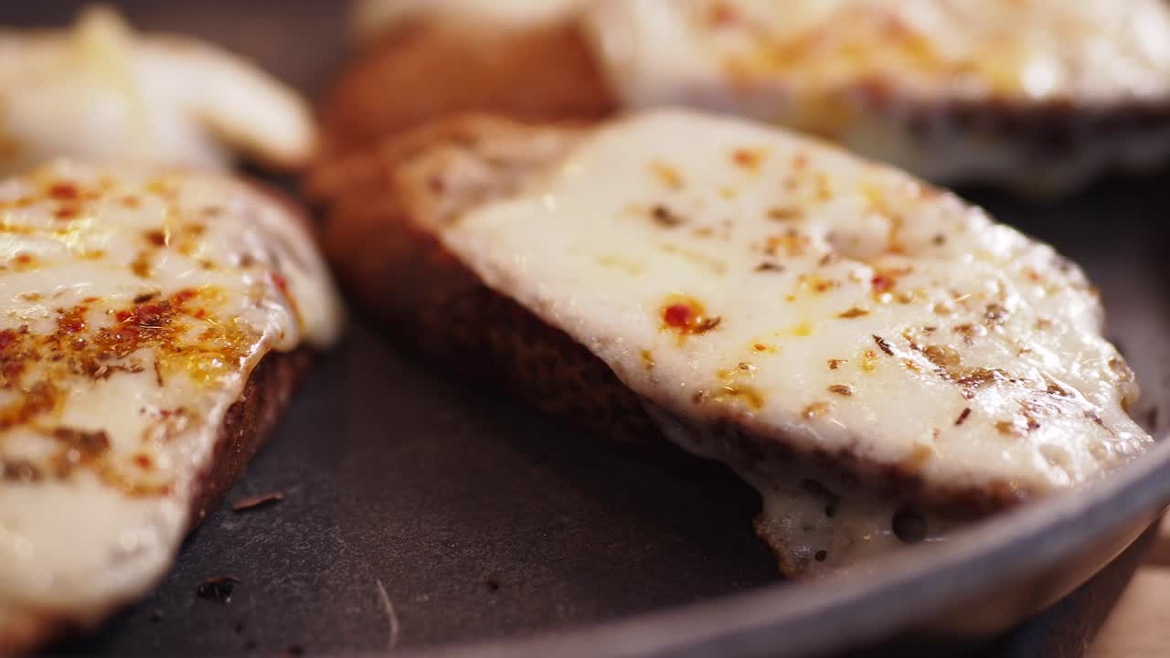 delicioso queso derretido en pan a la parrilla