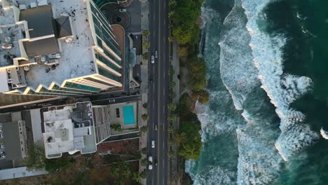 Ocean-waves-Crashing-On-The-Coastline-Of-George-Washington-Avenue-With-Traffic-In-Malecon,-Santo-Domingo,-Dominican-Republic