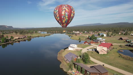 tiro de dron de globo aerostático volando sobre pagosa springs, colorado usa en un día soleado de verano