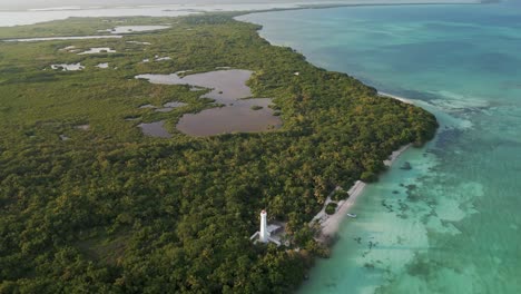 Drohnenflug-über-Dem-Biosphärenreservat-Des-Naturparks-In-Tulum-Sian-Ka&#39;an,-Hoher-Winkel-Aus-Der-Luft-Des-Leuchtturms-Von-Punta-Allen