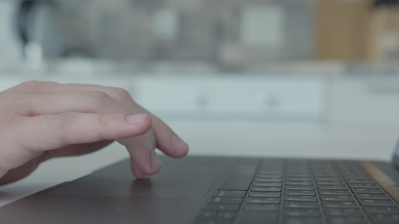 persona que utiliza un touchpad para portátil