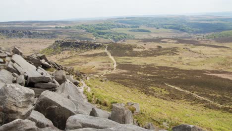 vista de lapso de tiempo desde el borde de stanage, caminantes escalando el famoso punto de referencia