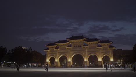 arco cuadrado de la libertad en la noche taipei