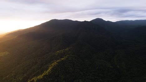 Rayos-De-Sol-Amarillos-Cruzando-Montañas-Boscosas-De-La-Selva-Costarricense
