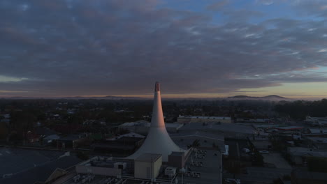 Luftaufnahme-Eines-Wunderschönen-Sonnenaufgangs-An-Einem-Sehr-Kalten-Wintermorgen-Mit-Nebel,-Der-Unter-Den-Hügeln-Im-Hintergrund-Rollt,-In-Der-Ländlichen-Stadt-Wagga-Wagga,-NSW,-Australien