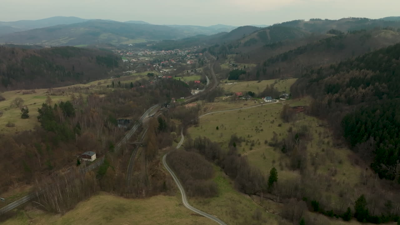 paisaje rural en la ciudad balnearia de jedlina-zdroj en la baja silesia, polonia
