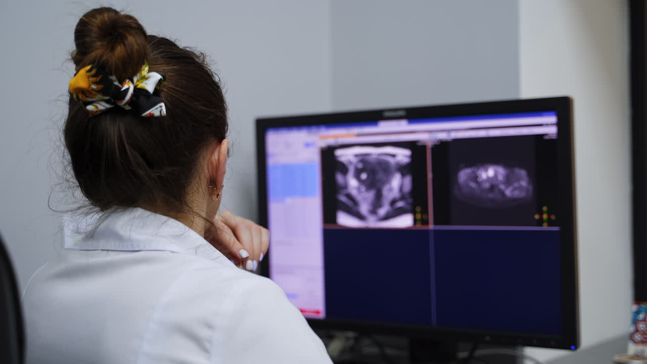 Medico che esamina immagini mediche al computer