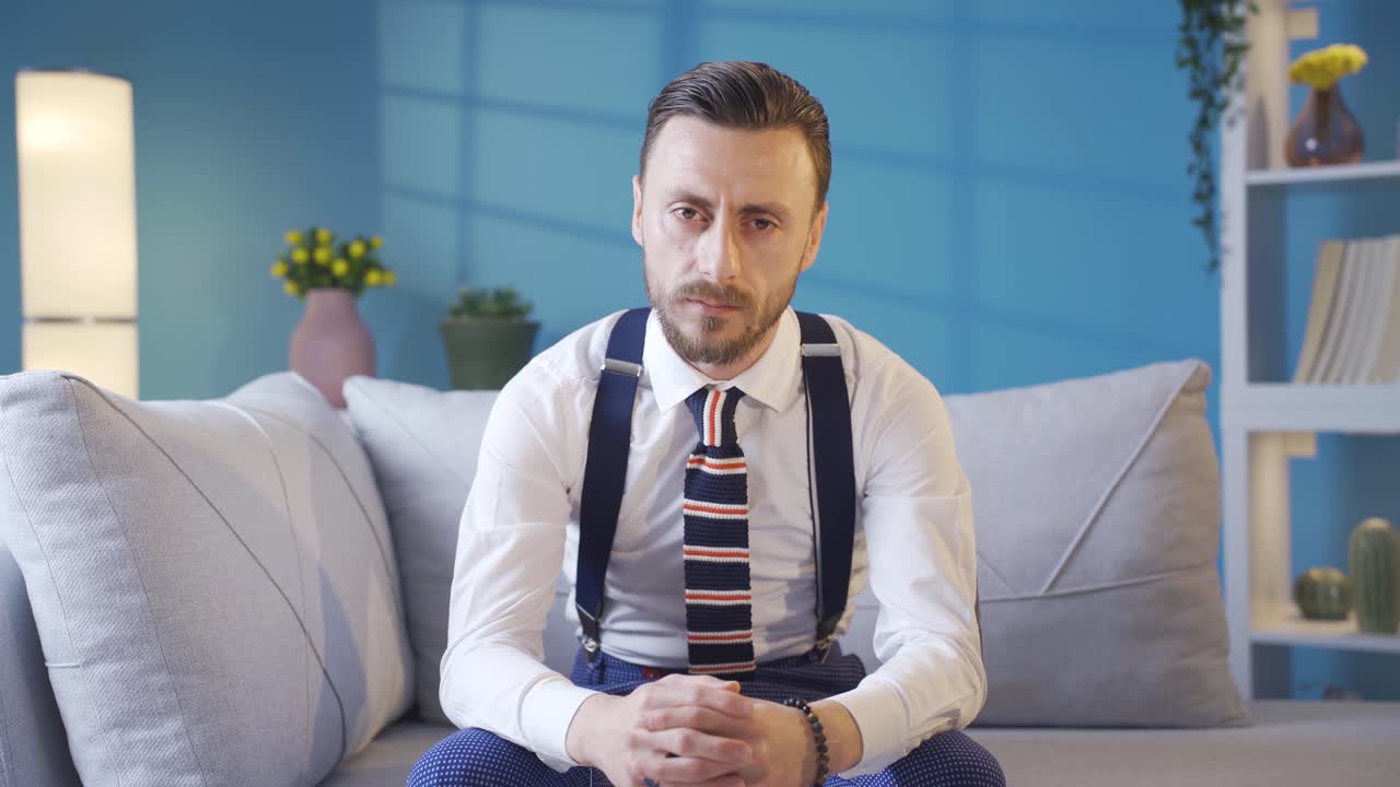 un hombre serio y centrado, carismático, mirando a la cámara, un hombre de estilo.