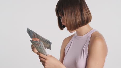 행복 한 부유 한 소녀 가 지폐 를 세고 있다