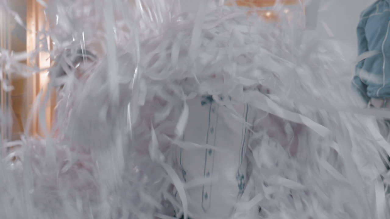 행복한 아이들이 집에서 종이 파티를 즐기고 있습니다.