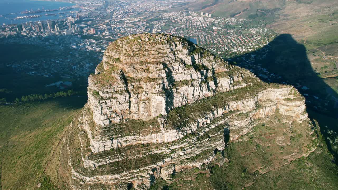 일몰 시 케이프 타운을 배경으로 사자 머리 꼭대기의 공중 하향식 전망