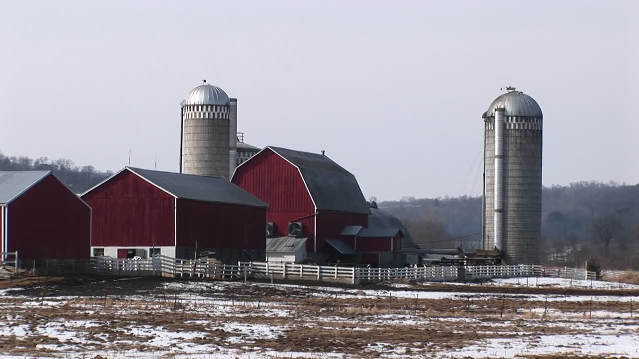 длинный снимок ухоженных классических американских фермерских построек в начале зимы