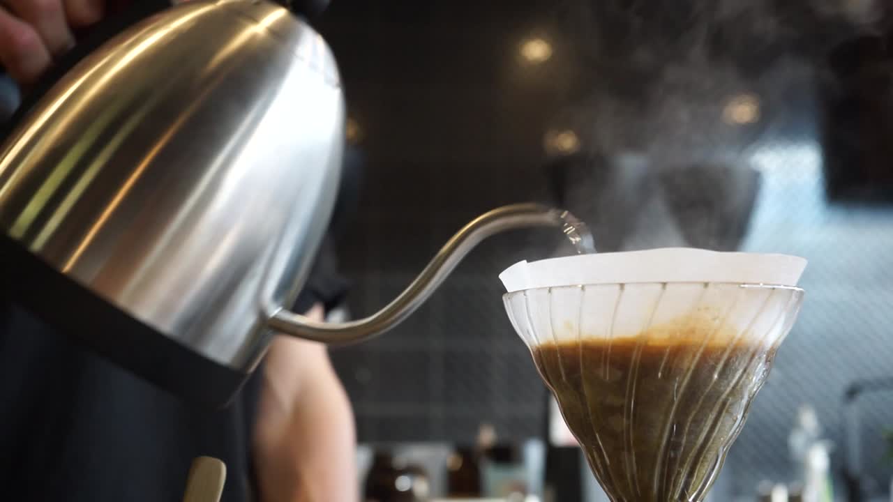 바리스타 브루잉 v60 필터 커피의 완벽한 루프 시네마그래프, 스테인리스 스틸 거위 목 주전자를 사용하여 손으로 붓는다