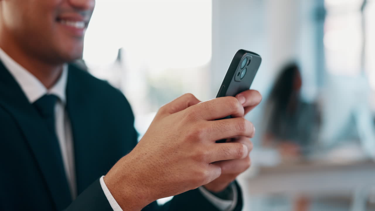 uomo d'affari, mani e telefono digitazione