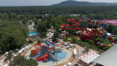 Wasserpark-Inmitten-Der-Natur