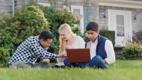 Freunde-Mit-Welpen-Und-Laptop-Im-Hinterhof