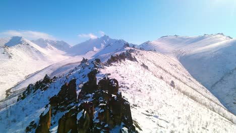 Mit-Einer-Drohne-über-Schneebedeckte-Klippen-Im-Sonnigen-Jakutien-Fliegen